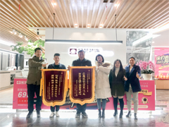 鯉灣路1號業主送來錦旗